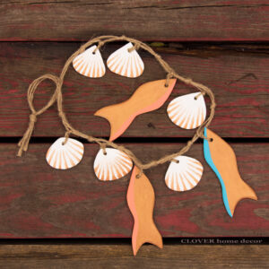 Дерев'яні рибки і мушлі