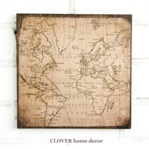 Карта світу на дерев'яній основі